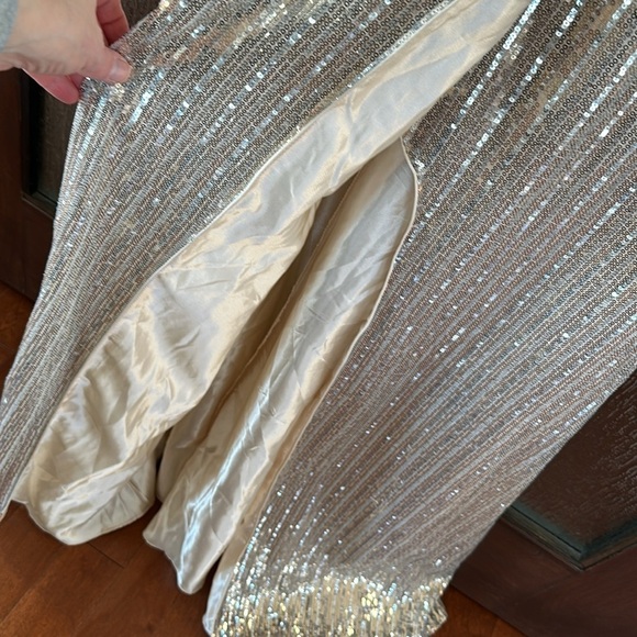 MAC DUGGAL
Metallic Sequined Plunge Neck Gown silver/gold size 6 NWT - Picture 12 of 15